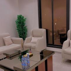 شقه كبيره فاخره بموقع مميز