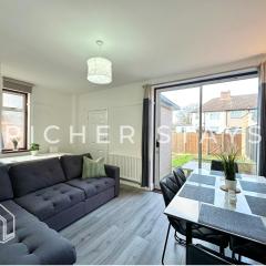 Wembley Large 4-Bedroom House, Driveway and Garden