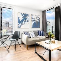Tree-Lined Studio on High Level with Skytower View