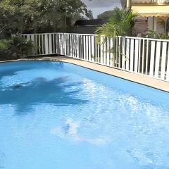 Bungalow charmant à Sainte-Rose avec terrasse et piscine