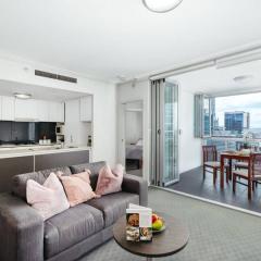 Great Value CBD 2 Beds Apt Free Carpark Pool and Gym