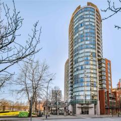 Cozy Condo! Central Location! Plus One Free Parking!