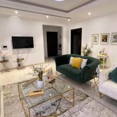 شقة غرفتين نوم وصالة وحديقة خارجية