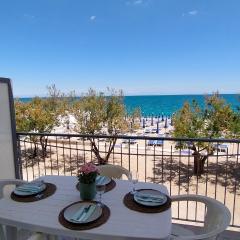 P313 nr 105 trilocale sul mare con ombrellone in prima fila