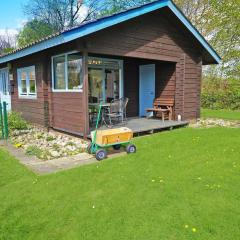 Blockhaus mit grossem Grundstück und Zaun