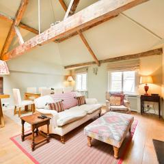 Argyl - Traditional Mews Home in Westminster with Parking