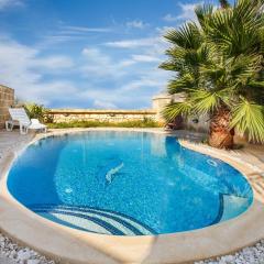 5 Bedroom Farmhouse with Private Pool
