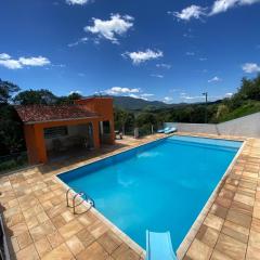 Casa ampla, 2 qtos, varanda, região de Extrema