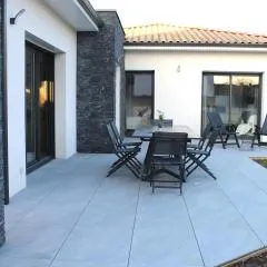 Gîte spacieux avec jardin, spa, babyfoot et parking privé - FR-1-306-1292