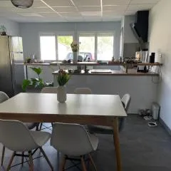 Gîte confortable avec piscine, parking et Wi-Fi à La Suze-sur-Sarthe - FR-1-410-399