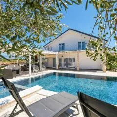 Gorgeous Home In Vrsi With Wifi