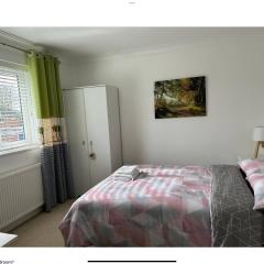 A lovely double bedroom near GCHQ