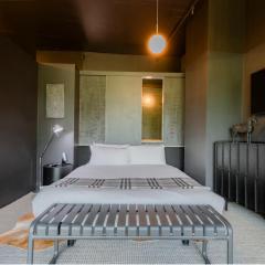 Luxury 1 bd Apartment with views of The Shrine