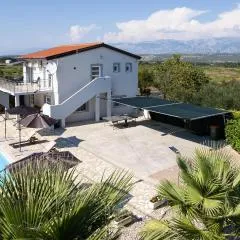 Four-Bedroom Holiday Home In Islam Latinski