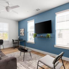 Modern Living 1B 1B Steps from Shops, Dining Fun