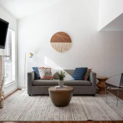 Cozy 2BR Retreat in DT Austin Pets and Parking!