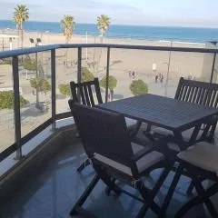 Direct view to the beach , Parking , Terraza