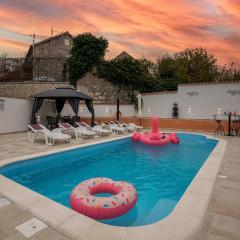 Amazing Home In Mijaca