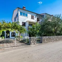 2 Bedroom Lovely Apartment In Zidarici