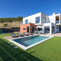 Amazing Home In Dicmo With Kitchen