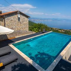 4 Bedroom Cozy Home In Poljane