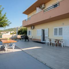 1 Bedroom Awesome Apartment In Makarska