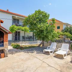 Amazing Apartment In Vlasici