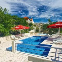 10 Bedroom Beautiful Home In Kucice