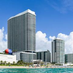 Beautiful Hyde Resort Luxe 2BR Private Beachfront