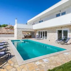 4 Bedroom Beautiful Home In Jursici