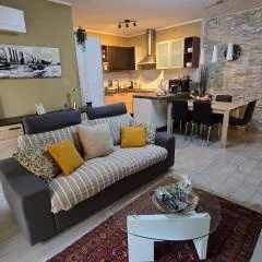 VARESE PRIME - Large independent Apartment, Air conditioning, 2 Bathrooms, 2 free covered Parking spaces, NO restricted traffic zone, Train Station 100m, Theatre 150m, Historic City Centre