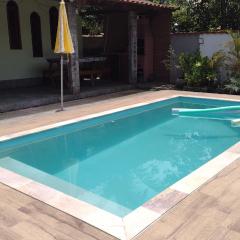 Casa em poucos passos da praia de Jaconé