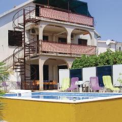 Two-Bedroom Apartment In Okrug Gornji