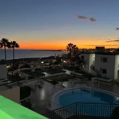 SEA VIEW 2BR TOPLOCTAION Heated pool 5 min to beach