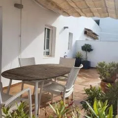 Apartamento en el centro con garaje, terraza, wifi, climatización y piscina