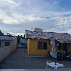 Casa com piscina em capao novo