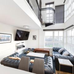 JOIVY Stylish 3 bed, 3 bath flat with Balcony in Old Town