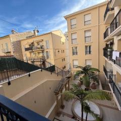 B051-Bel appartement au centre deux chambres et parking securise