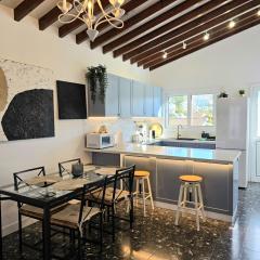 Newly renovated 2 bedroom apartment with Pool & Seaview