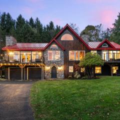 Luxury Log Chalet with Hot Tub, Games Room & Hill Views!