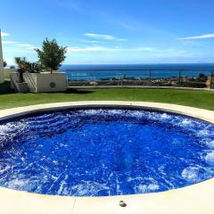 Spacious apartment with 3 pools & gym