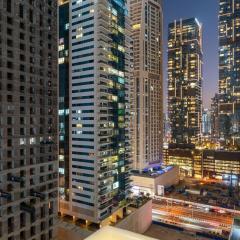 Stylish 1BR with Balcony Near Marina Mall, Pool & Free Parking