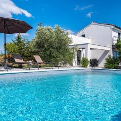 Villa Black Wood