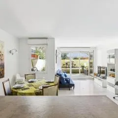 Chic and spacious apart with parking and garden