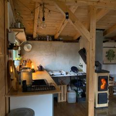 Sušárna v zahradě s vůní bylinek