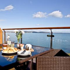 Avocet 2 Luxury Apartment with Pool and Parking