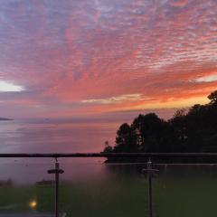 Avocet 2 Luxury Apartment with Pool and Parking