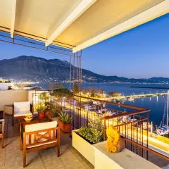 Beachfront Sunny Penthouse - Kalamata SeaBliss