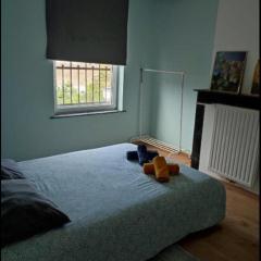 Chambre confortable lit double schaarbeek 1ere étage clé normal