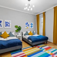 Very Spacious Apartment with a Wintergarden and Terrace, 1 Minute to Tram Station